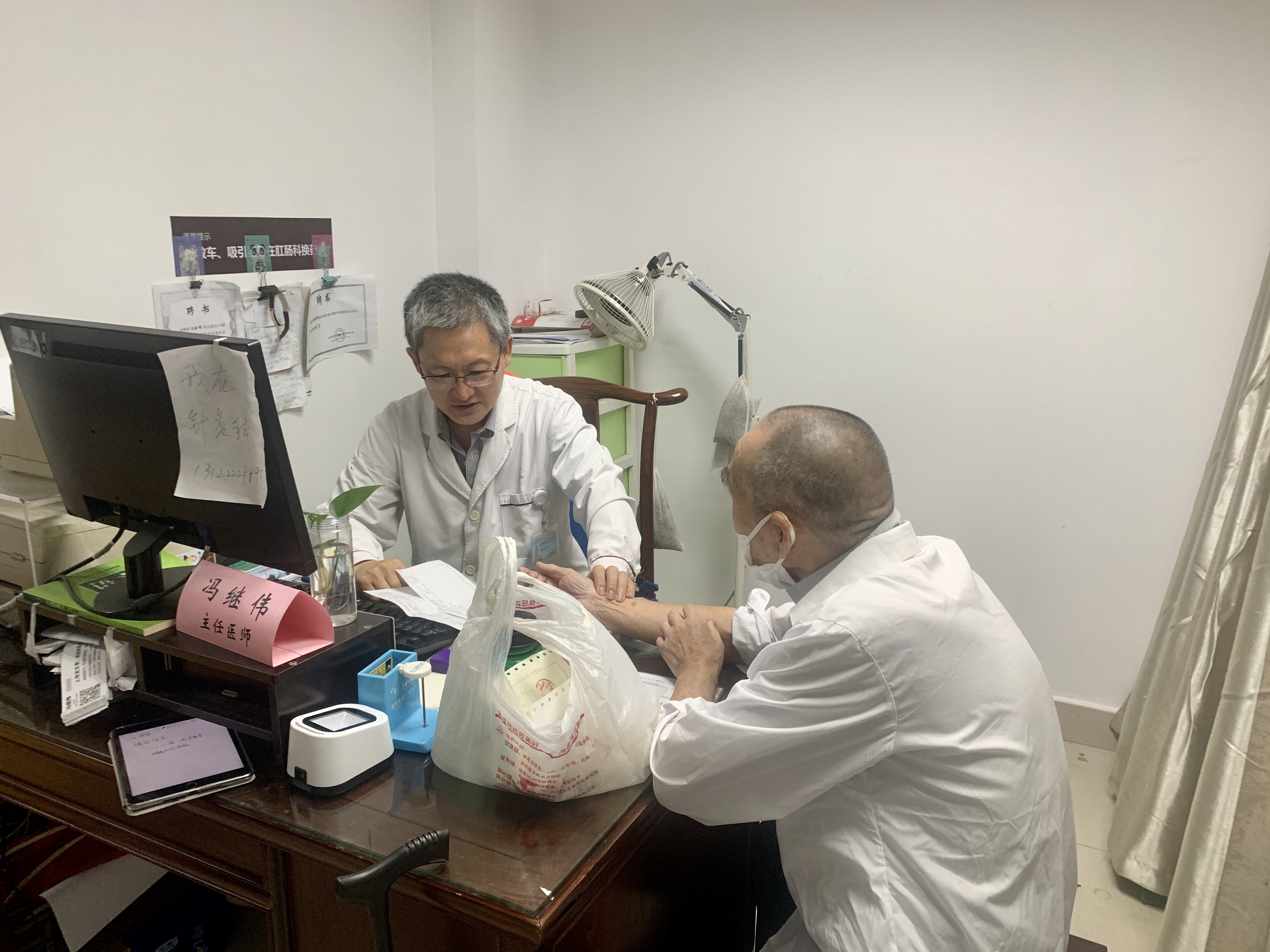 冯继伟从无人问津到粉丝成群这个医生为啥这么有魅力